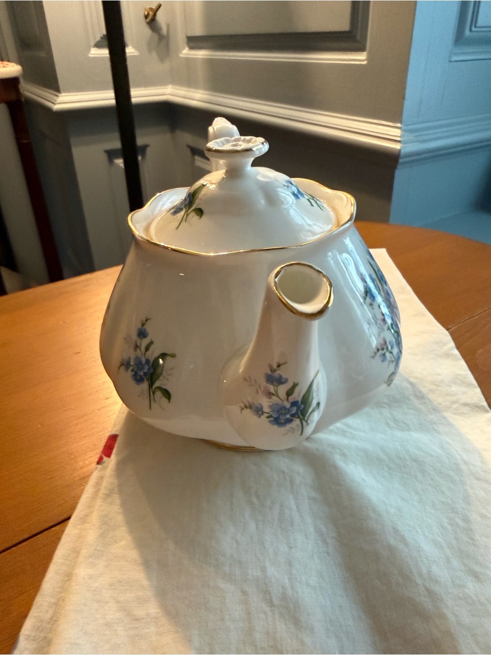 Royal Albert “Forget Me Not” Porcelain Teapot, England - Picture 3 of 7